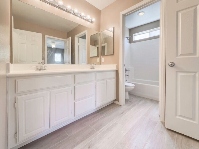 Building Photo - AVAILABLE NOW! 5 Bedroom, Cut-DeSac Home for Rent in a Beautiful, Murrieta Community!