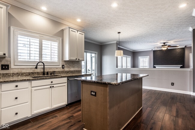 Building Photo - 8102 Fairway Dr