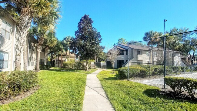 Building Photo - Beautiful  Remodeled First Floor 2/2 Condo...