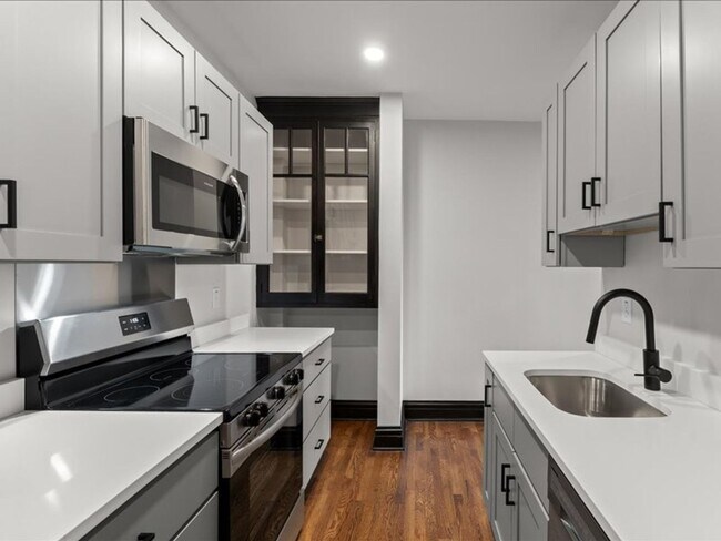 Building Photo - 4909 Lindenwood Ave