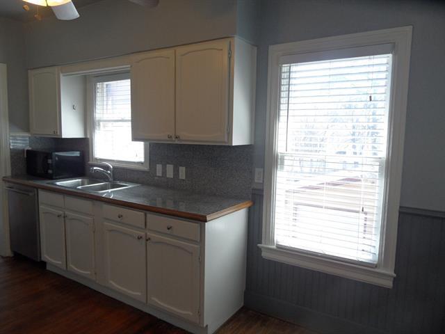 Building Photo - 6032 Lewis St