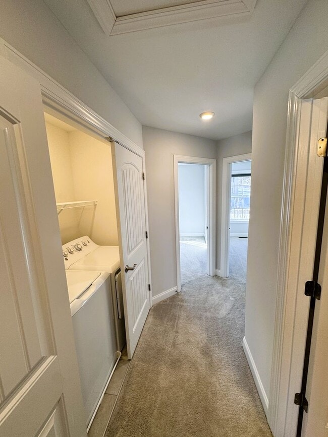 Building Photo - Spacious 3-Level Townhouse