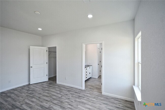 Building Photo - 1234 Clearcreek Dr
