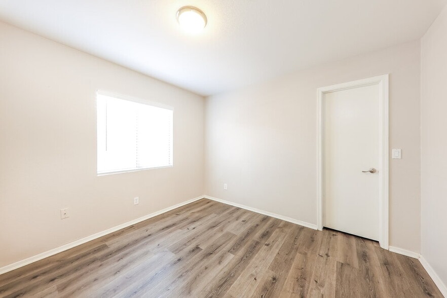 Building Photo - 2214 E Aire Libre Ave