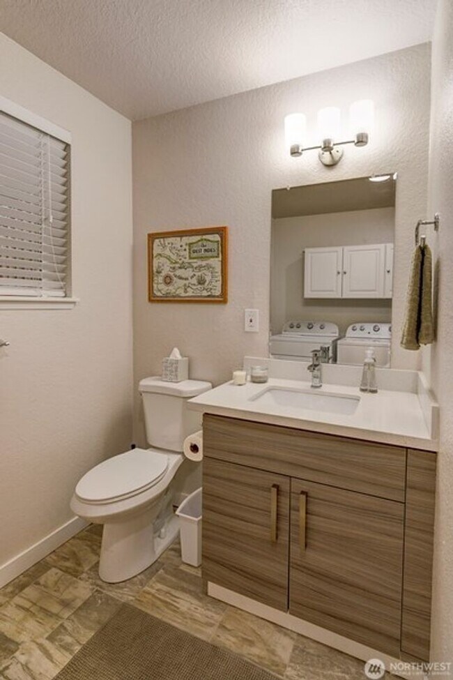 Building Photo - Stunning 4BR/2.5BA Home in Lake Forest Park ?