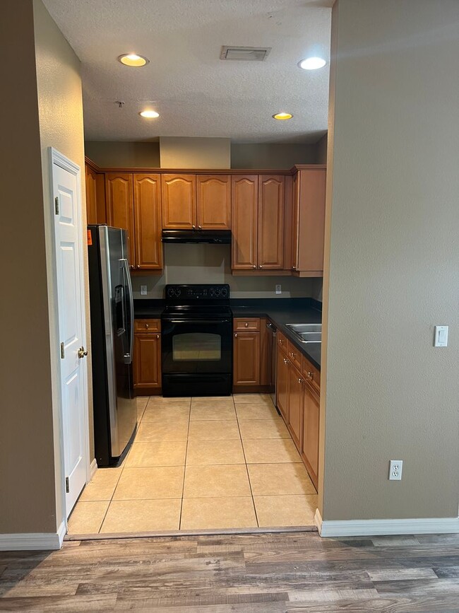 Building Photo - 2/2.5 Townhome in desirable Barclay Reserve!
