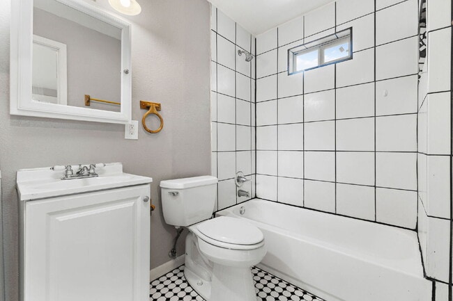 Building Photo - 330 Gem Ln