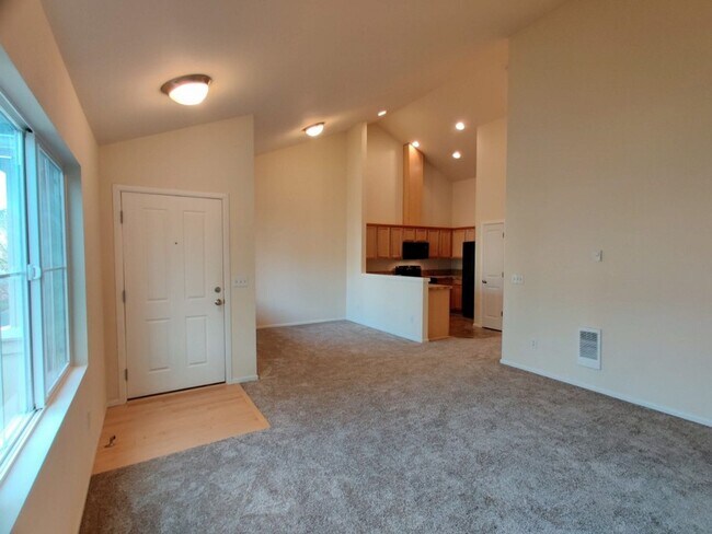 Building Photo - PENDING APPLICATION; Townhome w/ New Paint