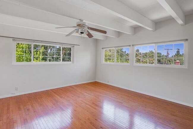 Building Photo - Private 2-Bedroom Fair Oaks Duplex with Gated Driveway & Garage!