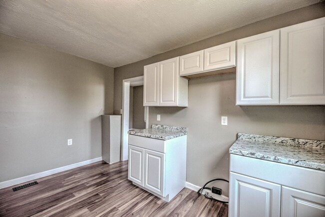 Building Photo - Knoxville 37914 - CHARMING 2 BEDROOM 1 BATH HOME WITH BONUS LOT! Contact Lisa Vineyard & Shannon ...