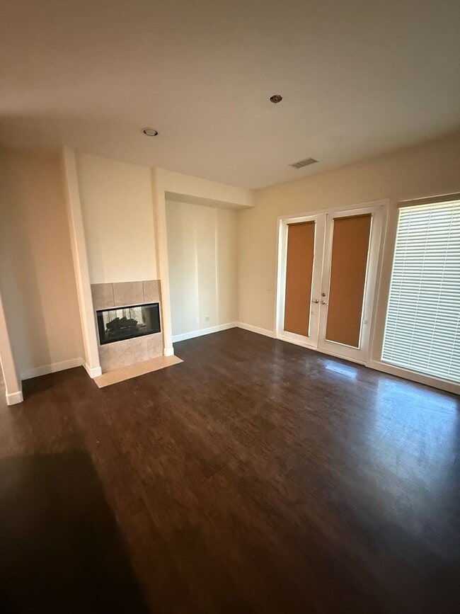 Building Photo - Beautiful 3 Bedroom home