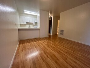 Building Photo - $250 Move In Special!!! Nice Cozy 1 Bedroom Condo !!!
