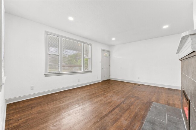 Building Photo - Newly Remodeled Beauty waiting for its fir...
