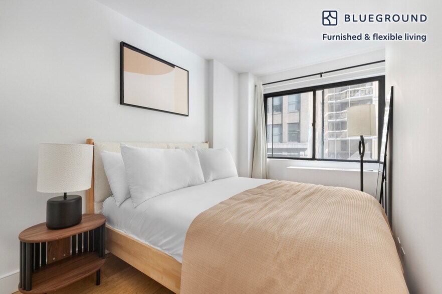 Building Photo - 230 E 44th St