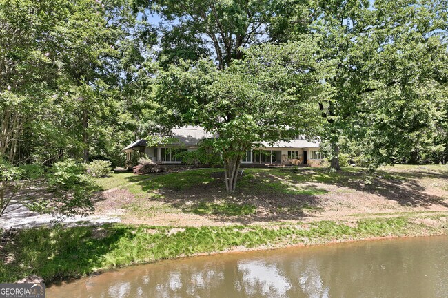 Building Photo - 3735 Smithtown Rd