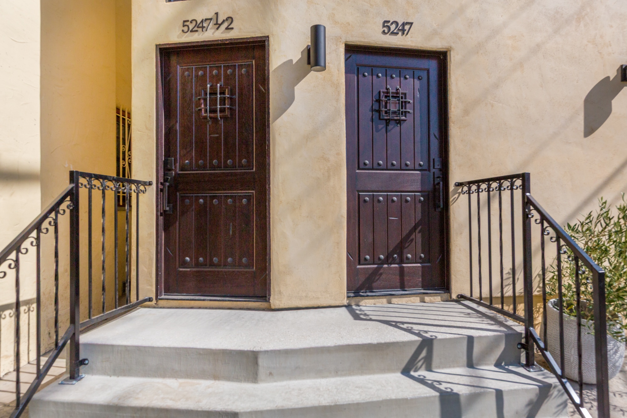 Building Photo - 854 S Sycamore Ave