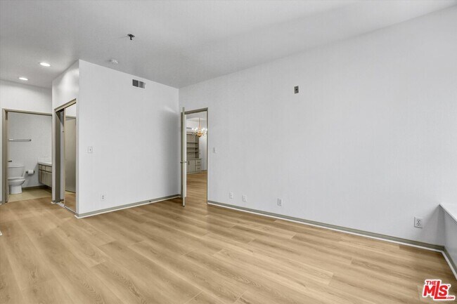 Building Photo - 2222 Beachwood Dr