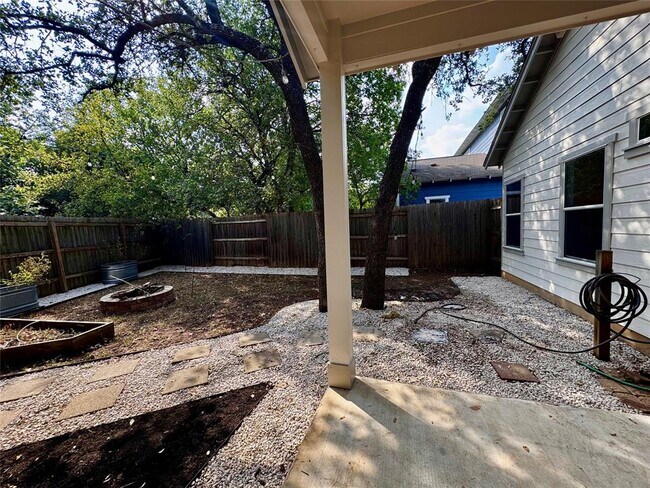 Building Photo - 2209 Independence Dr