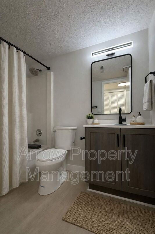 Building Photo - 3341 Holdrege St