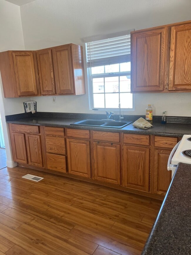 Building Photo - Beautiful 2 bedroom home with large detatched garage