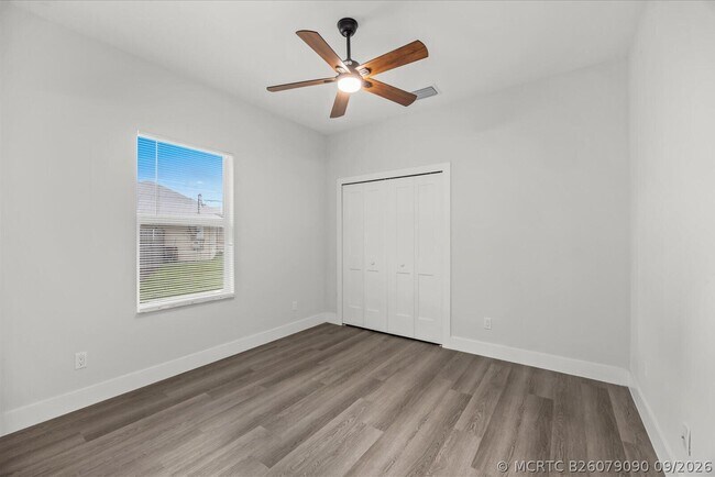 Building Photo - 419 SW Namoit Pl