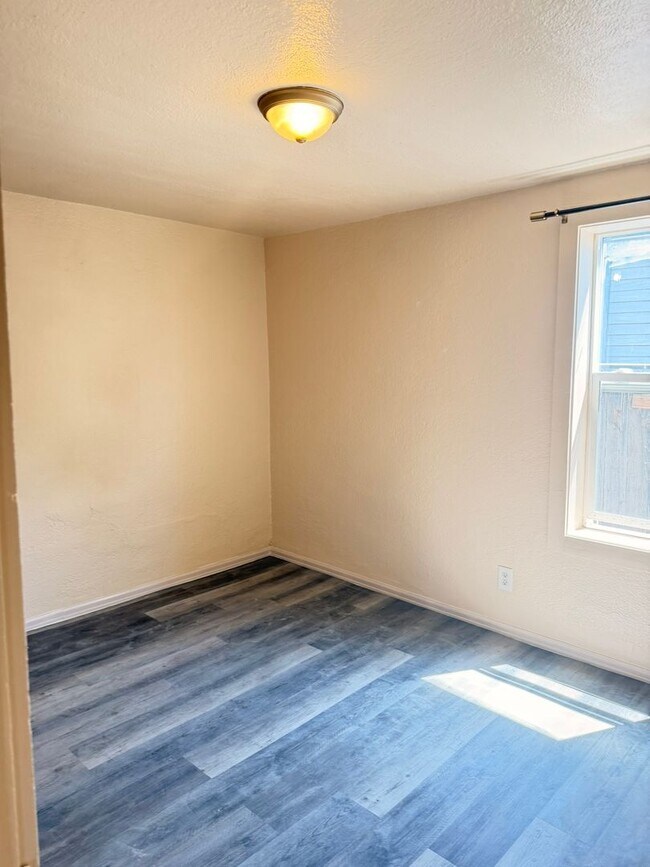 Building Photo - Cute House - 3Bed 1Bath - ONE Block from CMU!!!