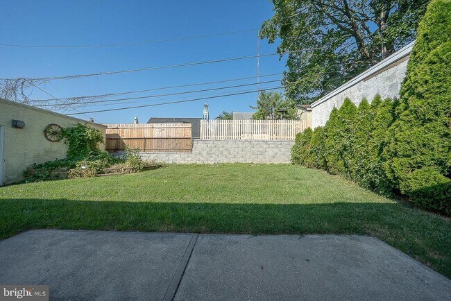 Building Photo - 6950 Fowler St