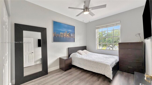 Building Photo - 3387 Lakeside Dr