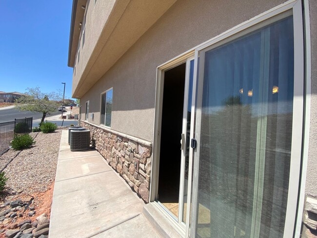 Building Photo - DARLING TOWNHOME AVAILABLE FOR RENT!