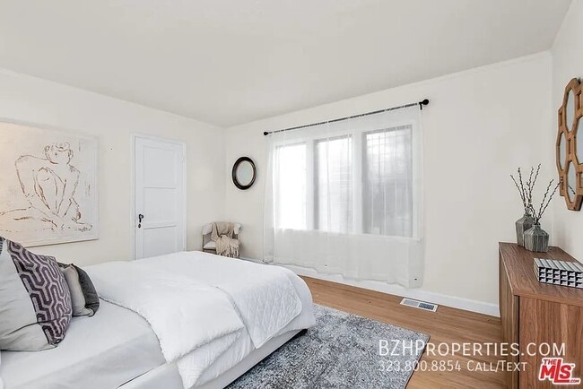 Building Photo - Charming Duplex in McCarthy Circle – Class...