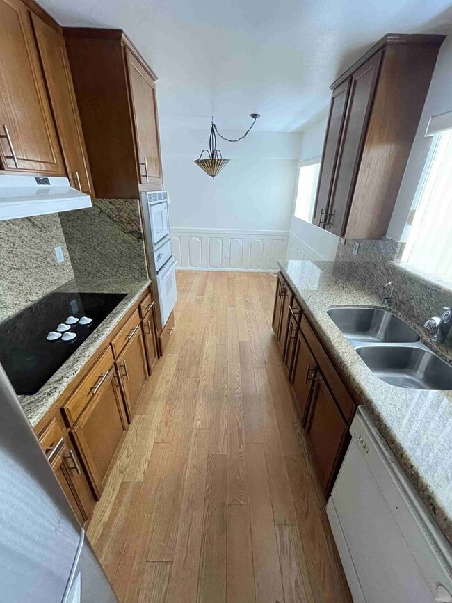 Building Photo - LARGE ENCINO SPA CONDO!