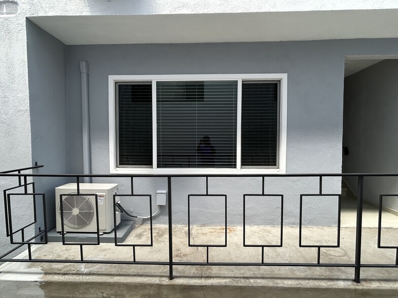 Porch - 325 S Doheny Dr