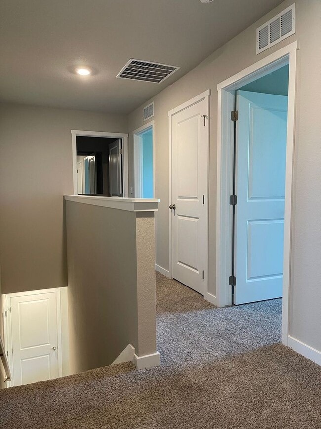 Building Photo - Beautiful 3 bed, 2 bath townhome $2200