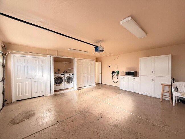 Building Photo - Bright & Spacious 3 Bedroom, 2 Bath Home in Fremont — Solar Included!