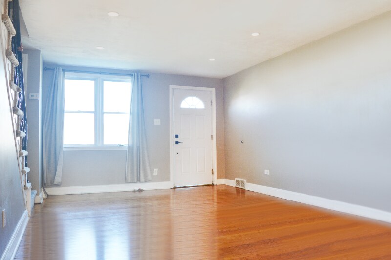 Building Photo - 10AZ Poplar Ave