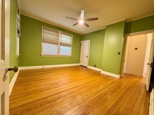 Building Photo - 5 Bedroom Home Between 12 South and Oak Hill