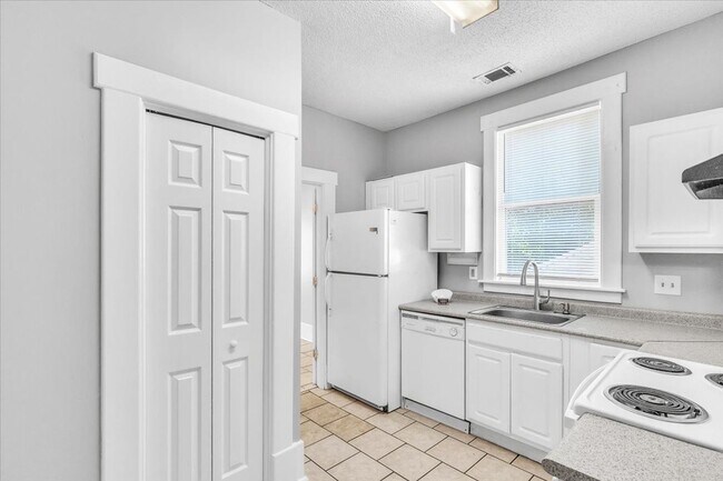 Building Photo - 3 bedroom 2 bath Downtown Savannah apartment