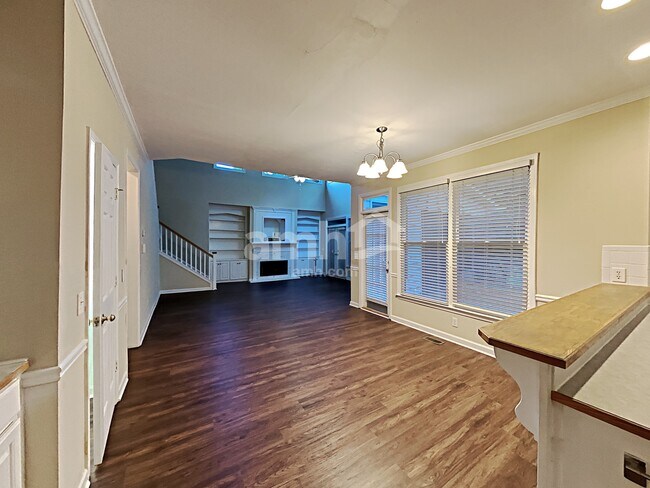 Building Photo - 815 Hillcrest Ln