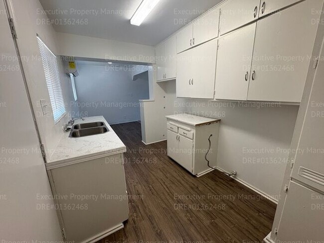 Building Photo - 1 bedroom/ 1 bathroom home with modern ame...