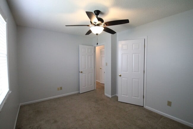 Building Photo - 1077 Farm Pond Ln