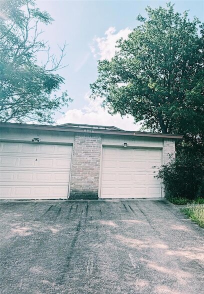 Building Photo - 9906 Hundred Oaks Cir