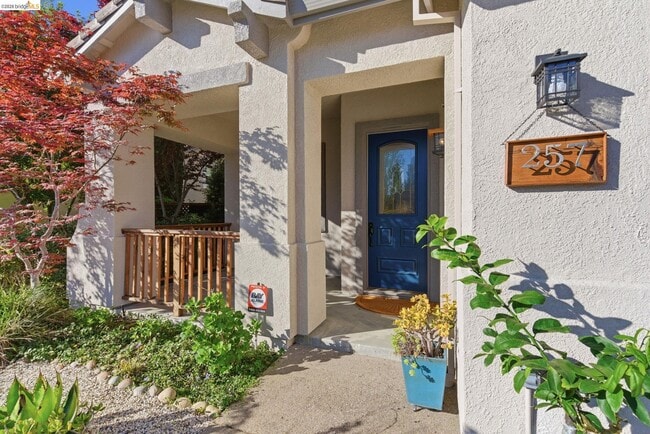 Building Photo - 257 Golf Links St