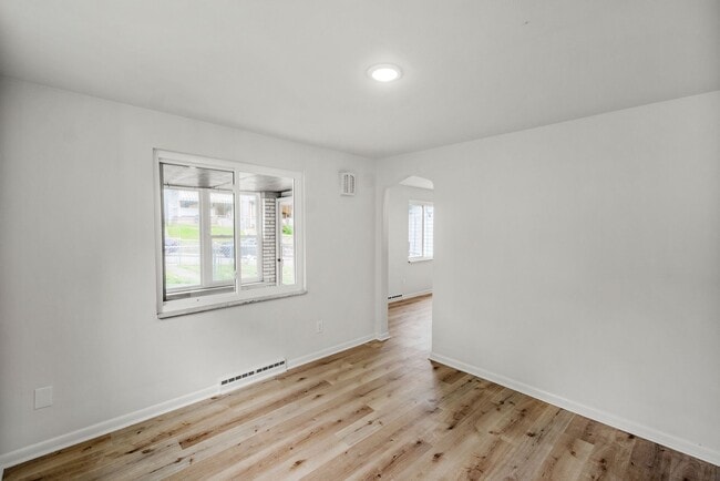 Building Photo - AVAILABLE AUGUST 1ST!! DON'T MISS THIS 3 B...