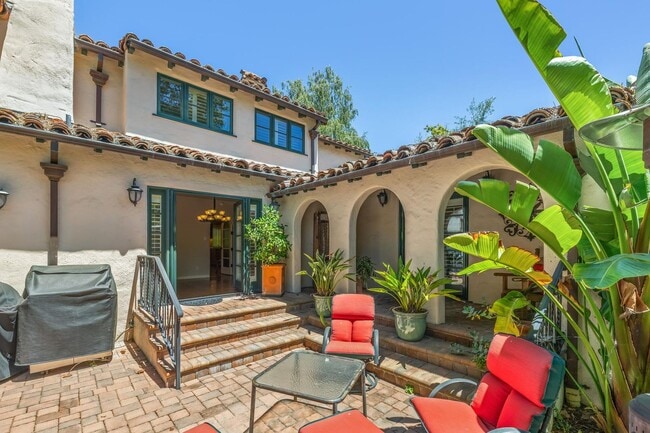 Building Photo - Mediterranean Beauty in Crescent Park – 5B...