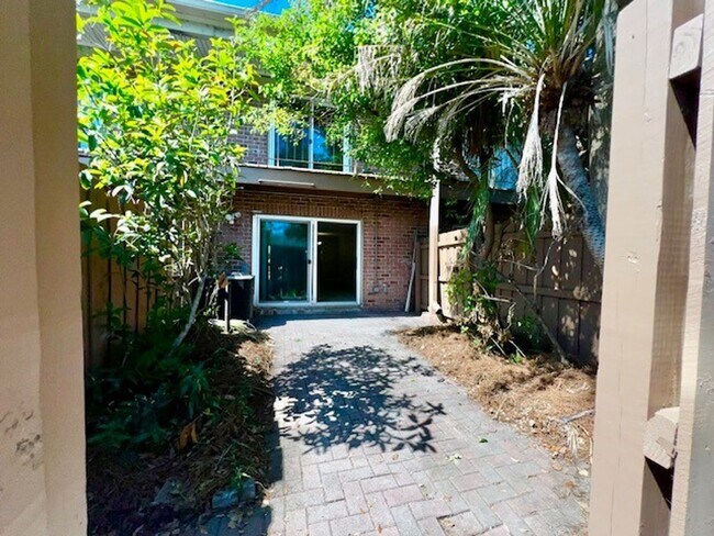 Building Photo - 2X2.5 -MOVE IN NOW! NEW LVP FLOORING ON 1ST FLOOR! NEW CARPET ON 2ND FLOOR! WATER VIEWS! CALL TOD...