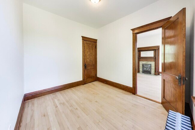 Building Photo - 858 N Wolcott Ave