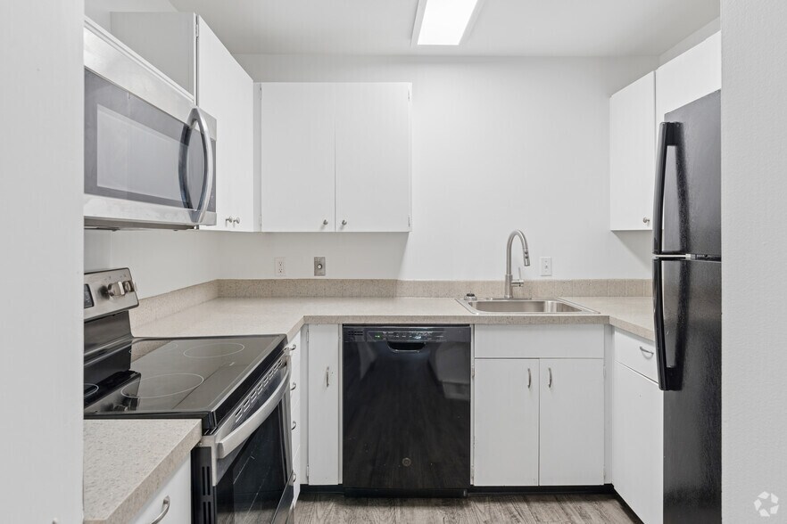 1BR, 1BA - 700SF - Kitchen - Crystal House