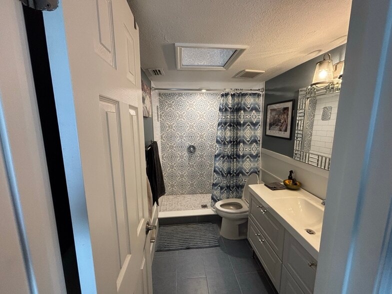 Master Bathroom - 2912 Plaza Terrace Dr