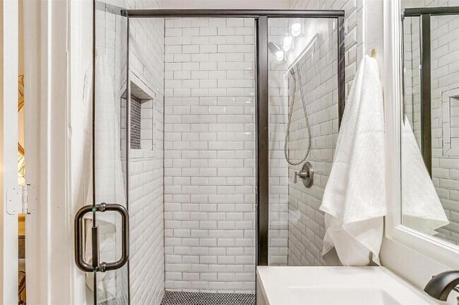 Building Photo - Charming 2-Bed, 2-Bath Gem with Granite Co...