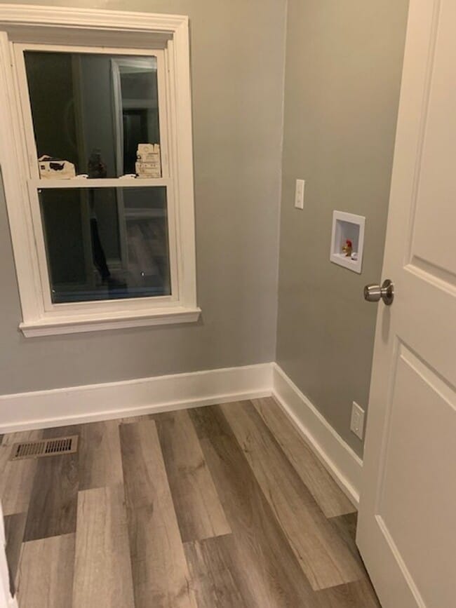 Building Photo - Utilities Included in this Upper Unit Dupl...